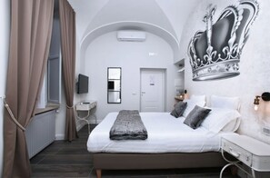 Deluxe Double Room, Annex Building (Via Rasella, 148) | Down comforters, pillowtop beds, in-room safe, individually furnished - Spagna Ave (Rome)