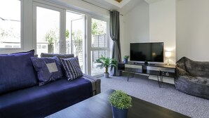 Townhouse – deluxe, flere senger | Oppholdsområde | Flatskjerm-TV