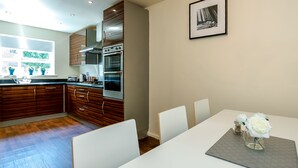 Townhouse – deluxe, flere senger | Spiseområde på rommet