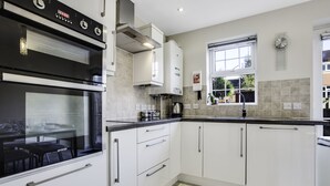 Townhouse, 4 soverom | Eget kjøkken | Kaffetrakter/tekoker, kjøleskap, mikrobølgeovn og ovn