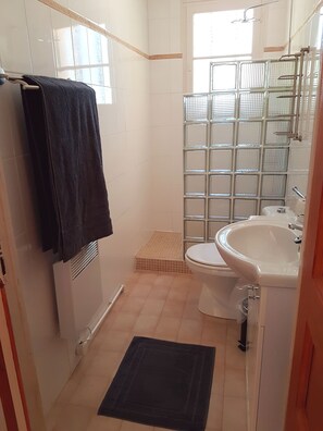 A bathroom with a toilet, sink, and shower area. - Les Plantous de Severo (Cenac-et-Saint-Julien)