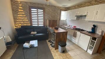 Cottage, 2 slaapkamers, uitzicht op zwembad | Woonruimte | Flatscreentelevisie en betaalfilms