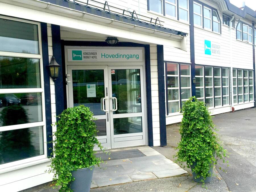A building with a sign reading "Hovedindgang" and "Kongsvinger Budget Hotel".