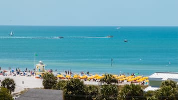 Una playa cerca, arena blanca