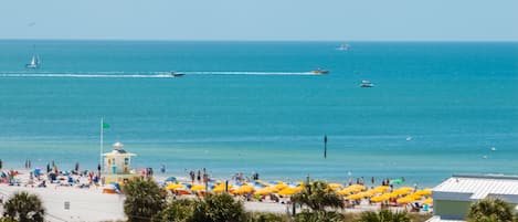 Perto da praia, areia branca