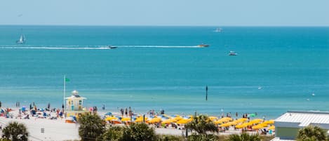 Nära stranden och vit sandstrand