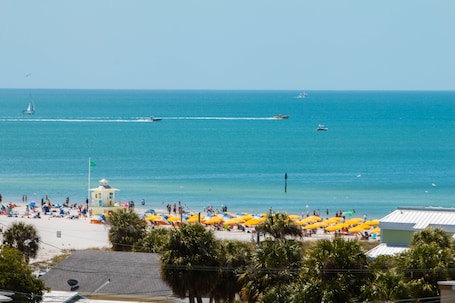 Una playa cerca, arena blanca