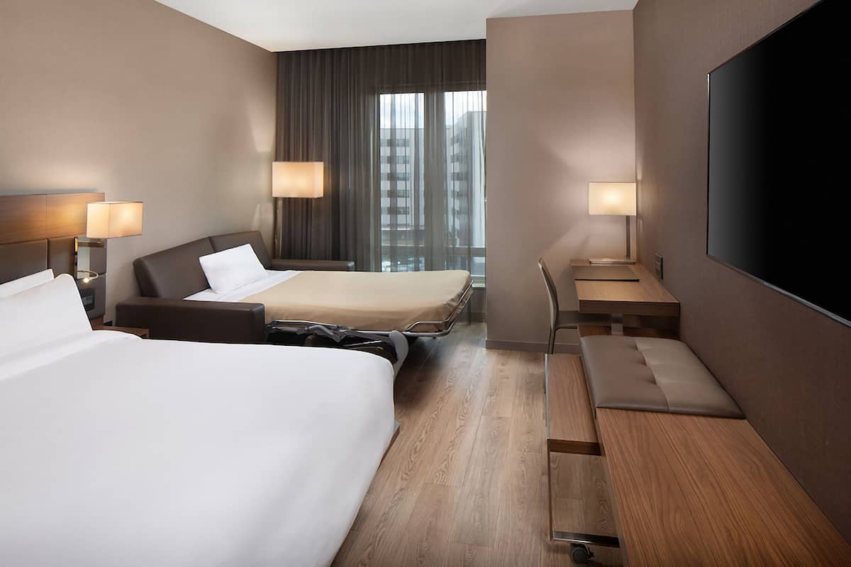 premium bedding, in-room safe, desk, laptop workspace