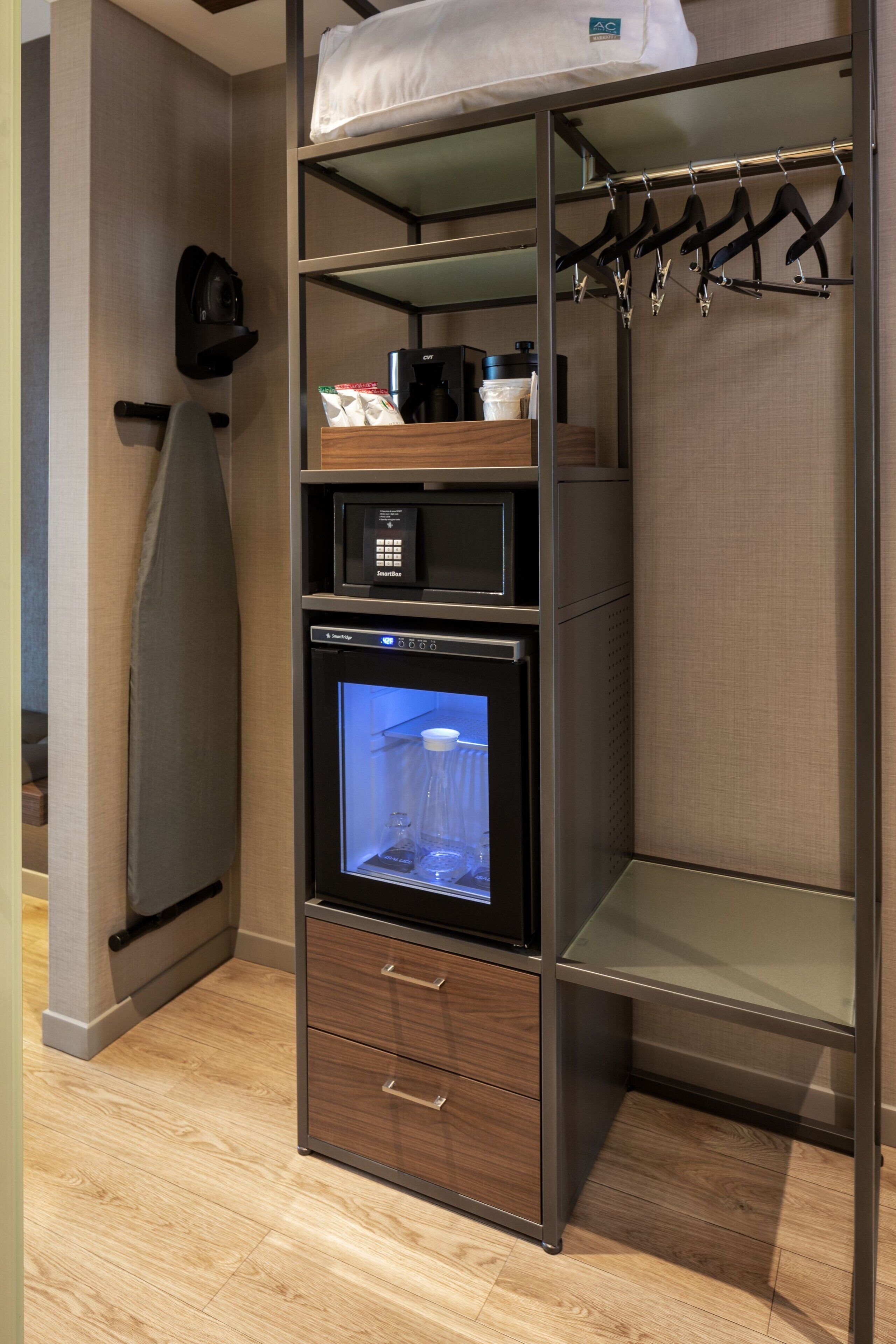 premium bedding, in-room safe, desk, laptop workspace