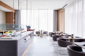 Petit déjeuner buffet (17.00 USD par personne)