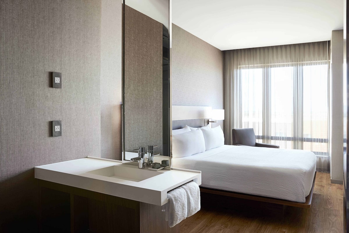 premium bedding, in-room safe, desk, laptop workspace