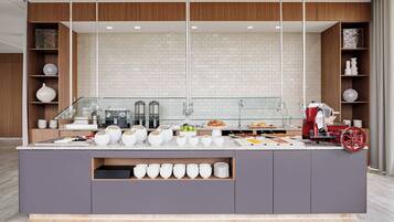 Una barra de desayuno moderna con cerramiento de vidrio, azulejos blancos y detalles de madera.