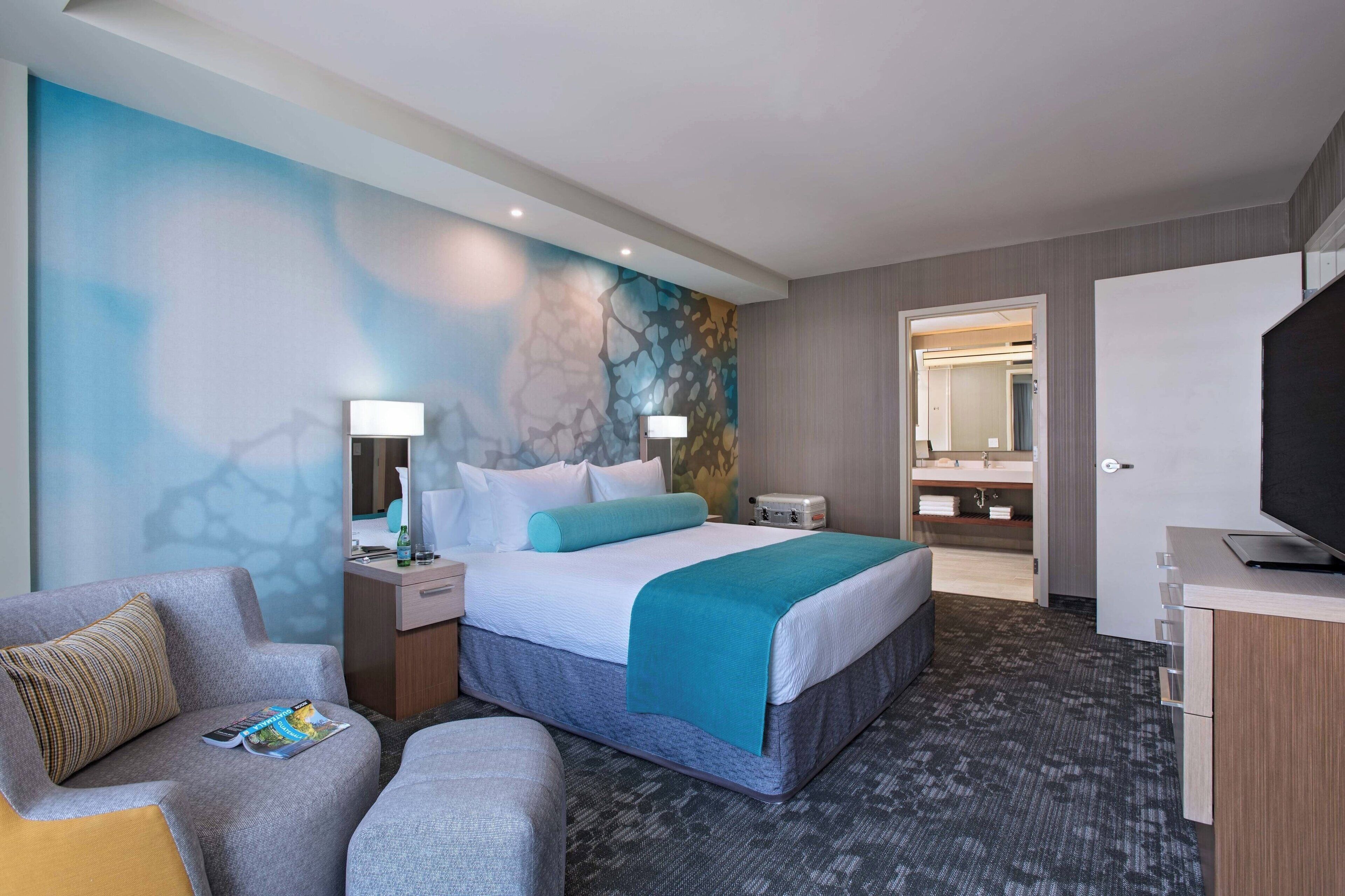 Minibar, värdeförvaringsskåp på rummet, skrivbord och ljudisolering