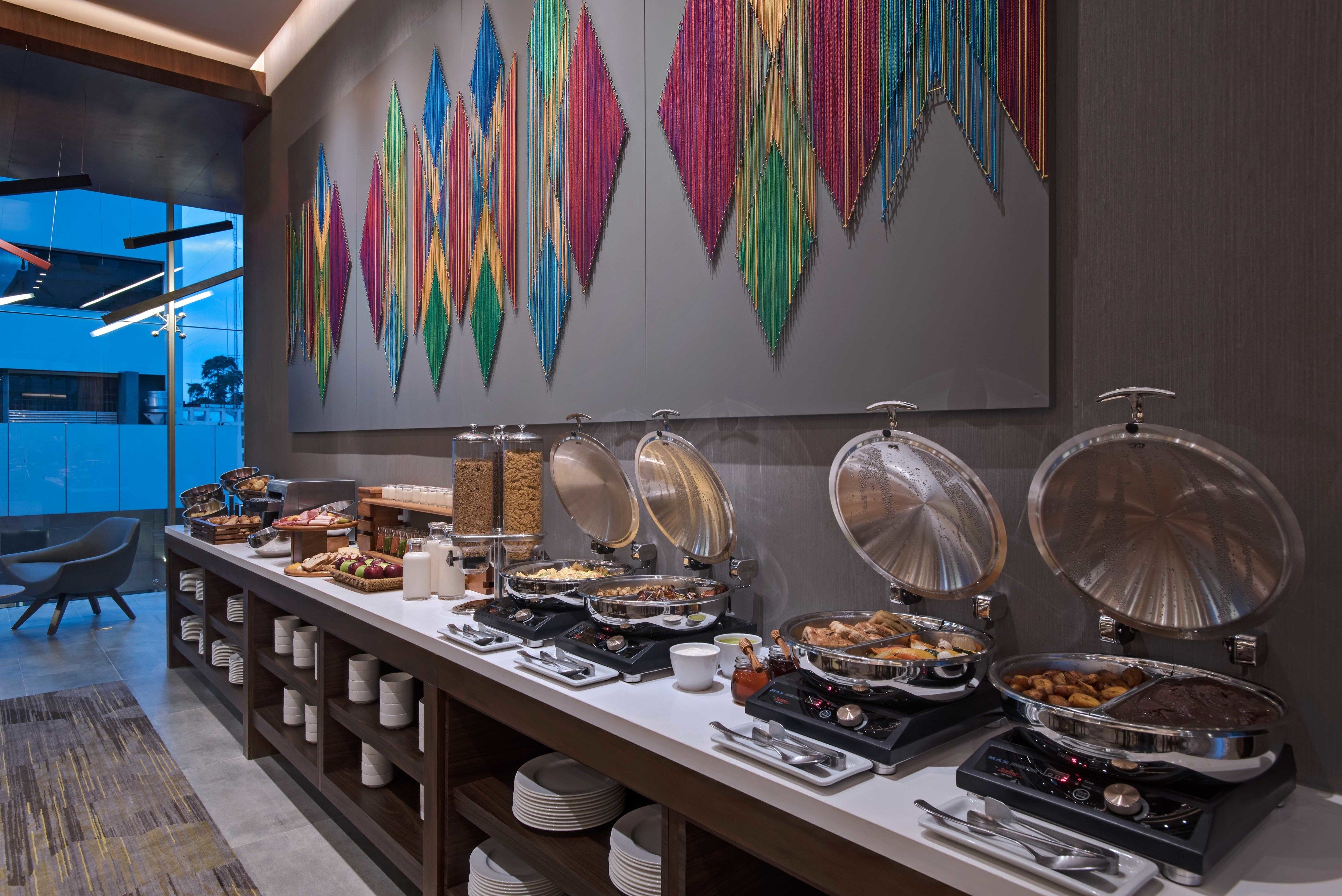 Un buffet proposant une variété de plats et un décor intérieur moderne.