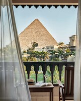 Minibar, caja de seguridad en la habitación y escritorio 