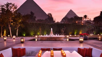 3 restaurants; breakfast, lunch, and dinner served