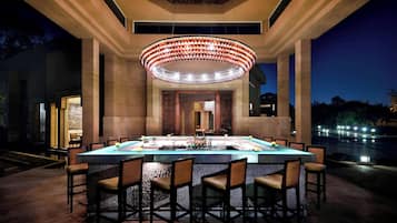 2 bares, bar junto a la piscina