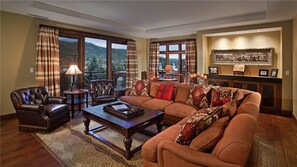 Deluxe-huoneisto, 4 makuuhuonetta, vuoristonäköala, vuorten lähellä | Oleskelualue | DVD-soitin