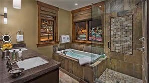 Apartment, Mehrere Betten, Bergblick (Buffalo Pass Residence (#409) (Condo)) | Badezimmer | Duschwanne, Haartrockner, Handtücher