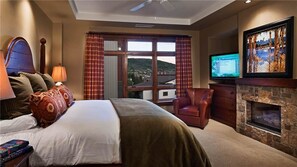 Deluxe Condo, 4 Bedrooms, Mountain View, Mountainside | 4 bedrooms, in-room safe, free WiFi