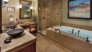 Condo, varias camas, vista a la montaña (Twilight Peak (#502) (Condo)) | Baño | Tina con regadera, secadora de cabello, toallas 