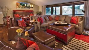 Condo, varias camas, vista a la montaña (Twilight Peak (#502) (Condo)) | Área de sala de estar | Televisión de pantalla plana y reproductor de DVD 