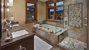 Condo, Multiple Beds, Mountain View (Maroon Mountain (#507) (Condo)) | Bathroom | Combined shower/tub, hair dryer, towels