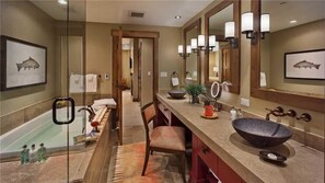 Apartment, Mehrere Betten, Bergblick (Maroon Mountain (#507) (Condo)) | Badezimmer | Duschwanne, Haartrockner, Handtücher