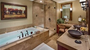 Condo, varias camas, vista a la montaña (Grouse Mountain (#510) (Condo)) | Baño | Tina con regadera, secadora de cabello, toallas 