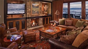 Appart'hôtel Deluxe, 4 chambres, vue montagne, côté montagne | Coin séjour | Télévision, lecteur de DVD