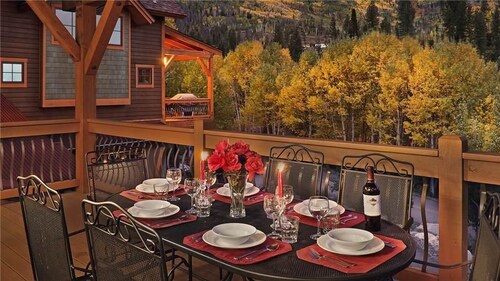 Black Bear Chalet 4 BedroomHoliday home By Moving Mountains