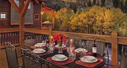 Black Bear Chalet 4 BedroomHoliday home By Moving Mountains