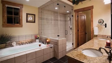 Casa, varias camas, vista a la montaña (Black Bear Chalet (Townhouse)) | Baño | Tina con regadera, secadora de cabello, toallas, shampoo
