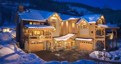 Black Bear Chalet 4 BedroomHoliday home By Moving Mountains