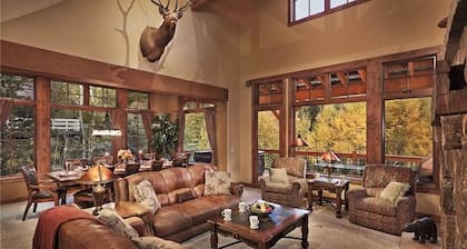 Brown Bear Chalet 4 BedroomHoliday home By Moving Mountains