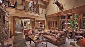House, Multiple Beds, Mountain View (Brown Bear Chalet (Townhouse)) | Living area