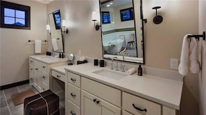 A modern bathroom with two sinks, a large mirror, and a bathtub. - Blackstone Lodge 4 BedroomHoliday home By Moving Mountains (Steamboat Springs)