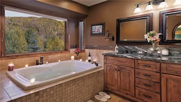 Casa, varias camas, vista a la montaña (Creekside Chalet (Home)) | Baño | Tina con regadera, secadora de cabello, toallas