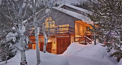 Creekside Chalet 6 BedroomHoliday home By Moving Mountains