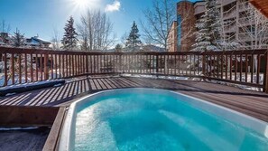 Deluxe-huoneisto, 3 makuuhuonetta, vuoristonäköala, vuorten lähellä | Ulkouima-allas