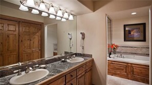 Condo Deluxe, 3 habitaciones, vista a la montaña, junto a la montaña | Baño | Tina con regadera y toallas 