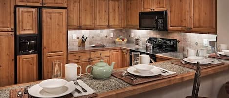 Deluxe Condo, 3 Bedrooms, Mountain View, Mountainside | In-room dining