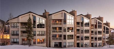 Deluxe Condo, 2 Bedrooms, Mountain View, Mountainside | Property grounds