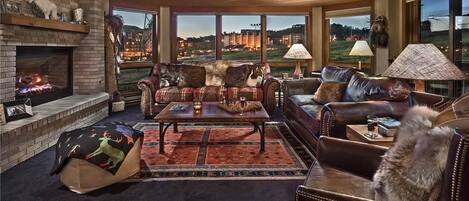 Deluxe Condo, 2 Bedrooms, Mountain View, Mountainside | Living room