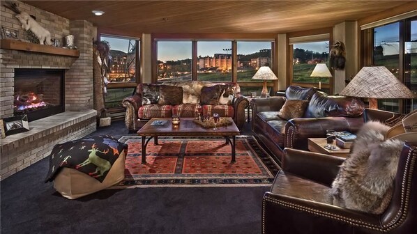 Deluxe Condo, 2 Bedrooms, Mountain View, Mountainside | Living room