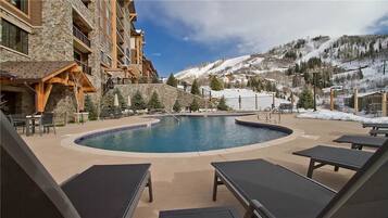 Condo, varias camas, vista a la montaña (Snowline Ridge (#307) (Condo)) | Alberca al aire libre | Alberca al aire libre