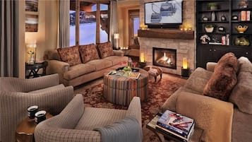 Condo, varias camas, vista a la montaña (Snowline Ridge (#307) (Condo)) | Área de sala de estar | Televisión de pantalla plana
