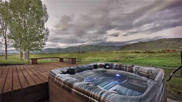 Deluxe House, 4 Bedrooms, Mountain View | Indoor spa tub