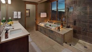Condo, Multiple Beds, Mountain View (Governors Penthouse (#401) (Condo)) | Bathroom | Combined shower/tub, hair dryer, towels