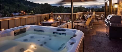 Condo, varias camas, vista a la montaña (Governors Penthouse (#401) (Condo)) | Tina de hidromasaje al aire libre
